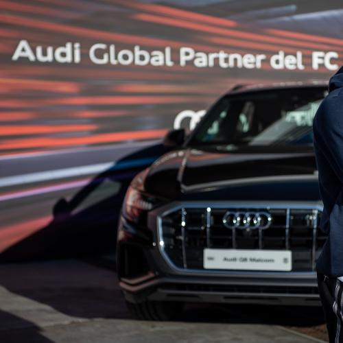 Audi x FC Barcelone | les joueurs posent avec leur voiture